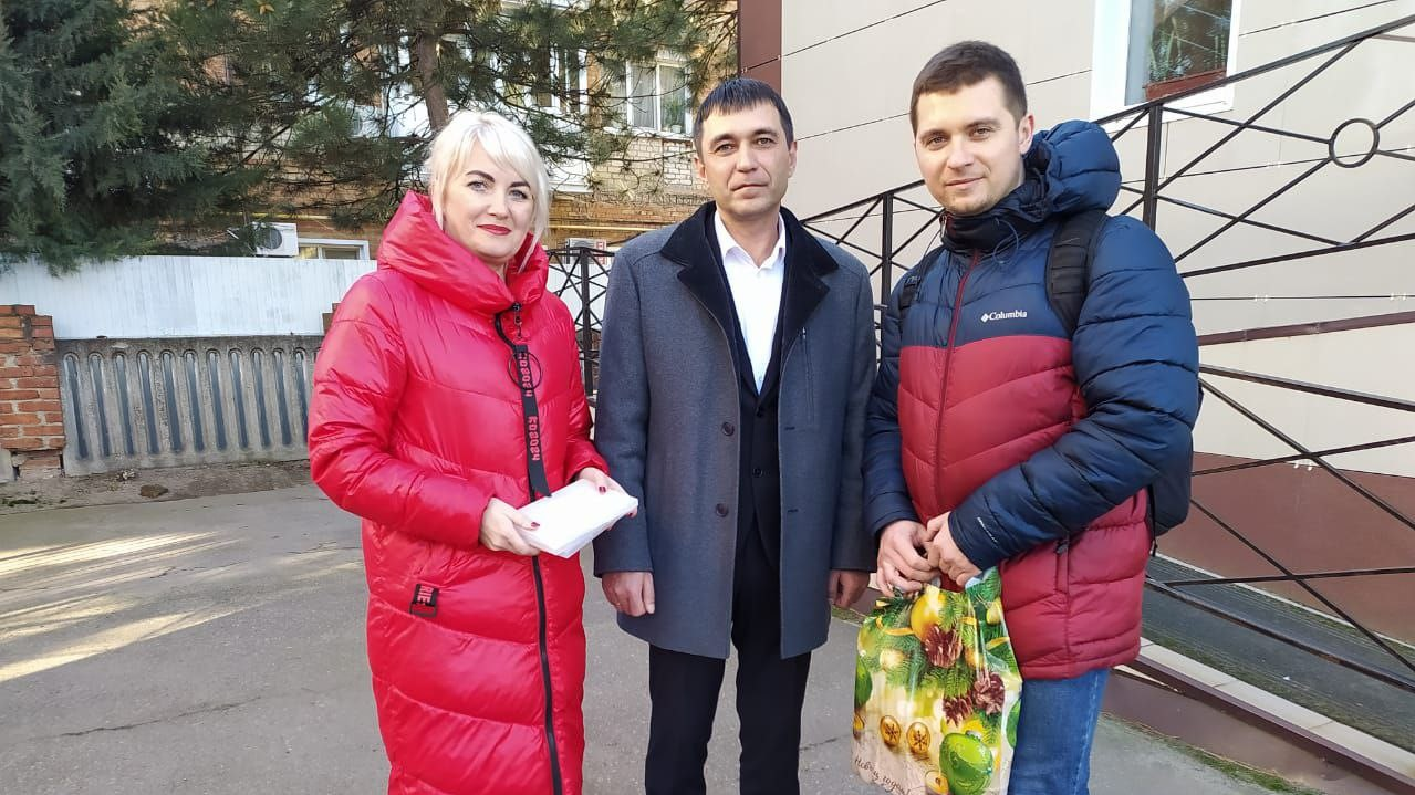 Сотрудники Тихорецкого филиала «Чеховки» провели святочную благотворительную акцию для читателей